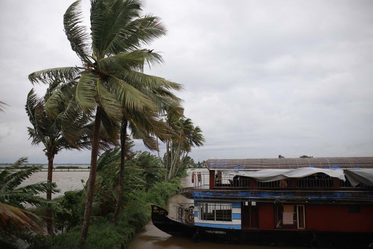 Friends Cruise, Nightstay Houseboat Alappuzha Esterno foto